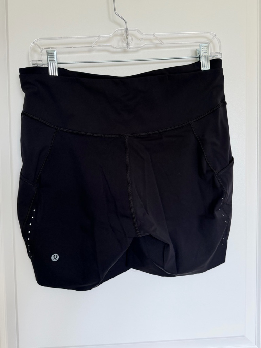 Lululemon Women’s Fast & Free High Rise Black Short 6” EC - Picture 2 of 3